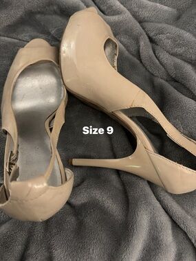 Source Unknown Beige Patent Peep-Toe Stiletto Heels
